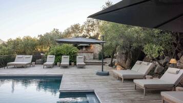 2 piscines extérieures, parasols de plage, chaises longues