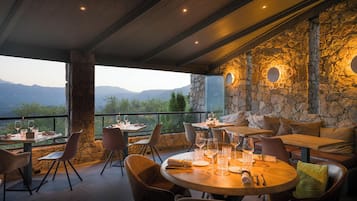 Serveert ontbijt, lunch, diner, Mediterrane gerechten