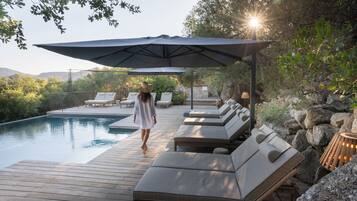 2 piscines extérieures, parasols de plage, chaises longues