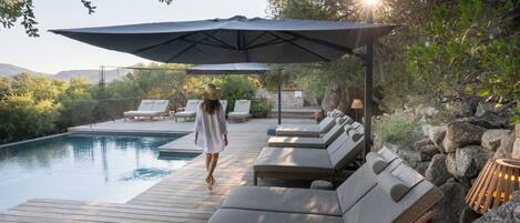 2 Außenpools, Sonnenschirme, Liegestühle