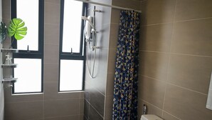 Studio (Room) | Bad | Dusj, toalettartikler (inkludert), hårføner og håndklær