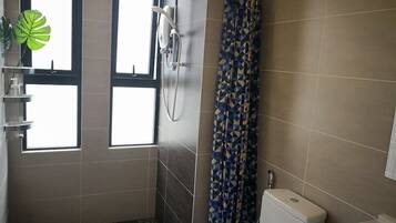 Studio Room | Bathroom | Shower, free toiletries, hair dryer, towels