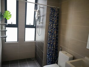 Studio Room | Bathroom | Shower, free toiletries, hair dryer, towels