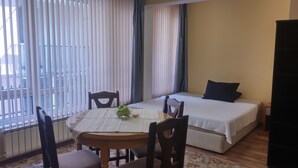 Economy-Studio, Mehrere Betten, Nichtraucher | Essbereich im Zimmer