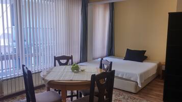 Economy Studio, Multiple Beds, Non Smoking | In-room dining