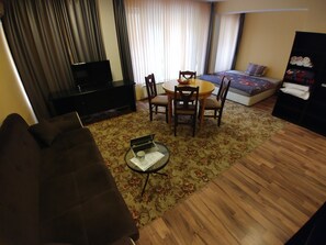 Cortinas blackout, insonorización y tabla de planchar con plancha 