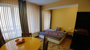 Verdunkelungsvorhänge, schallisolierte Zimmer, Bügeleisen/Bügelbrett