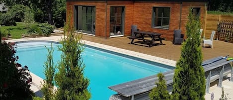 Piscine extérieure, parasols de plage, chaises longues
