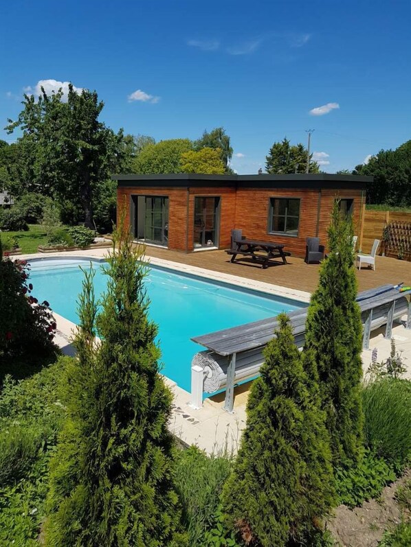 室外游泳池，池畔遮阳伞，日光浴躺椅