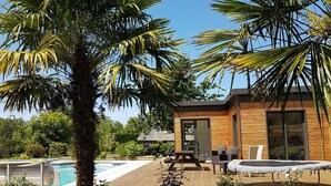 A wooden house with a pool and outdoor seating. - La Griotte Chambre D'hotes (Honfleur)
