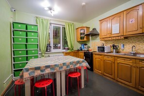 Grand réfrigérateur, micro-ondes, four, plaque de cuisson