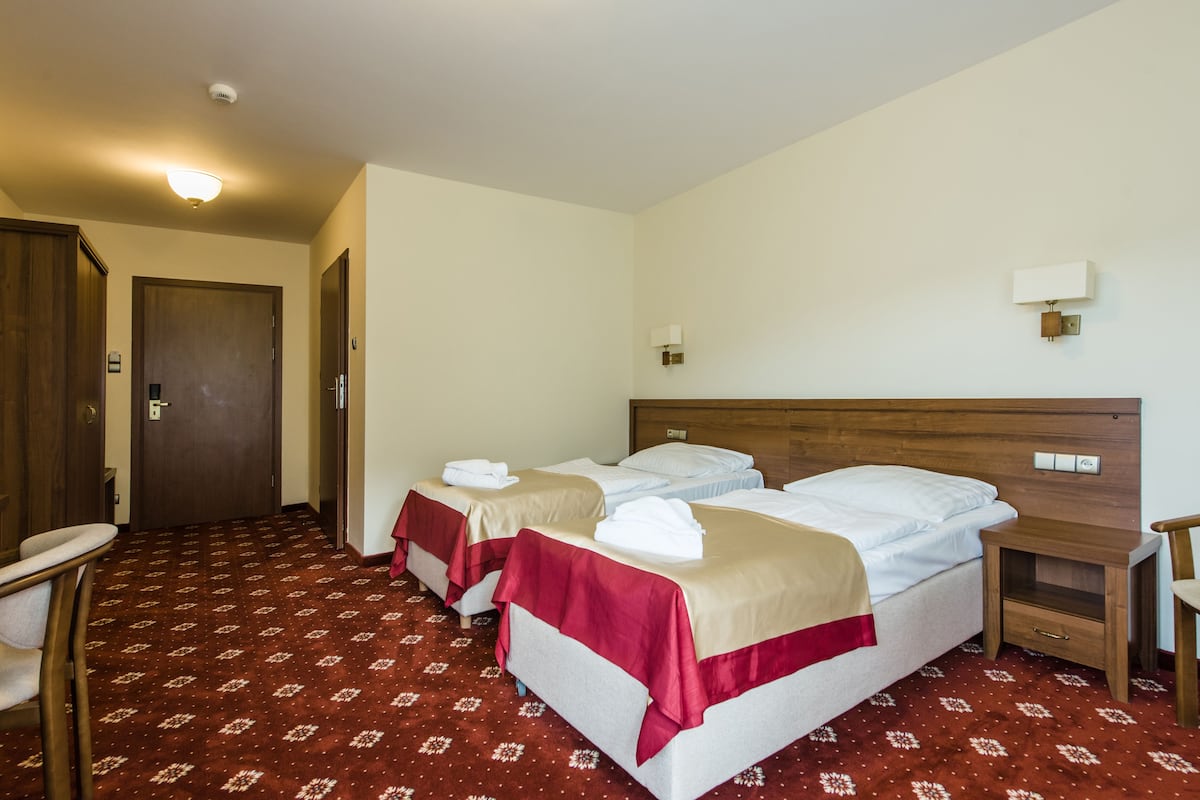 Luxe beddengoed, bedden met traagschuimmatras, een kluis op de kamer