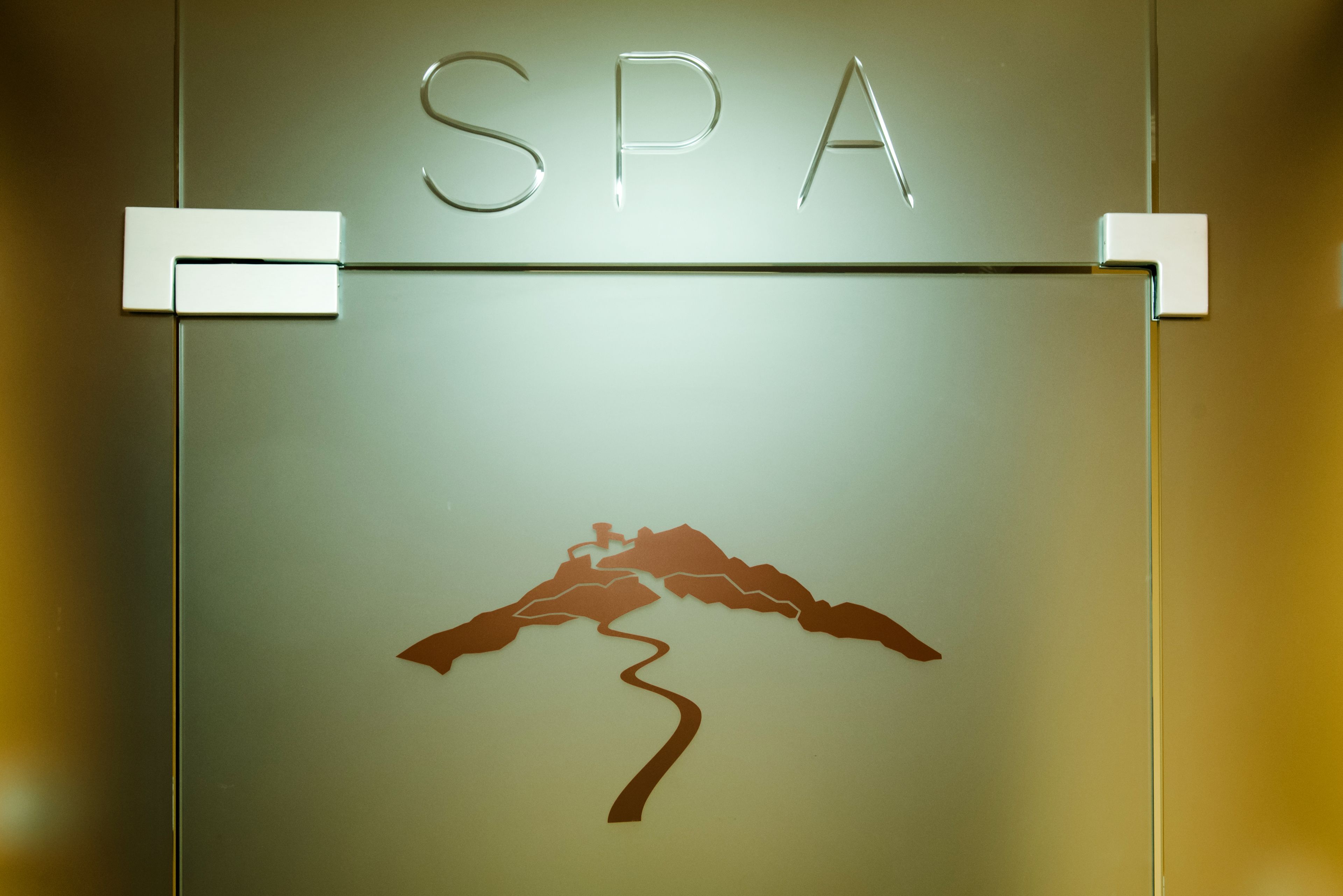 A sign with the letters "SPA" and a mountain silhouette.