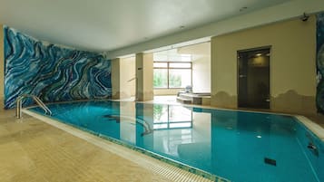 Piscina coperta, con ingresso dalle 08:00 alle 22:00, lettini
