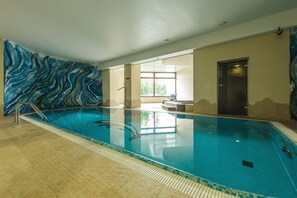 室内游泳池，08:00 至 22:00 开放，日光浴躺椅