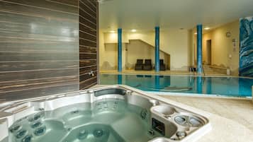 Indendørs pool, åben fra kl. 08.00 til kl. 22.00, liggestole