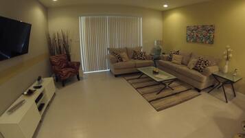 Family Townhome, Private Pool, Garden Area | Lobby sitting area