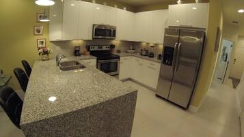 Family Townhome, Private Pool, Garden Area | Shared kitchen | Fridge, microwave, oven