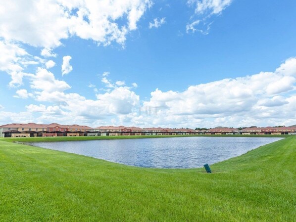 Casa de ciudad familiar, alberca privada, en el área del jardín | Vista al lago
