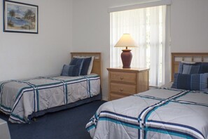 Familienvilla, eigener Pool, zum Garten hin