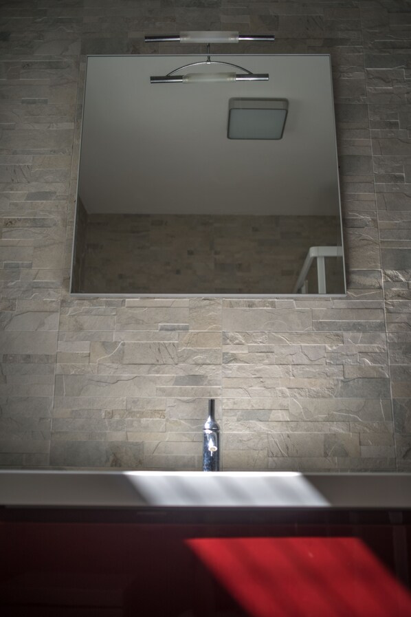 Deluxe Double Room (White MInd) | Bathroom | Shower, hydromassage showerhead, hair dryer, bidet - Relais Officina del Tempo (Paese)