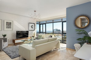 Departamento Confort, 2 habitaciones | Área de sala de estar | Televisión de pantalla plana