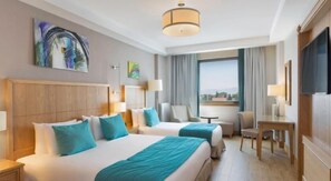 Habitación triple familiar | Ropa de cama de alta calidad y minibar con artículos gratuitos