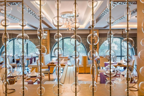 Menyajikan hidangan lokal dan internasional