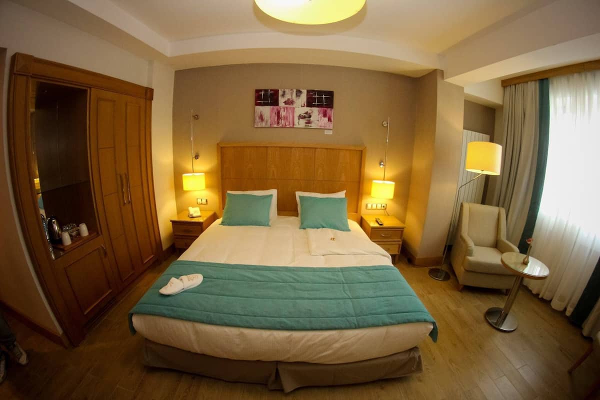 Superior Double Room | 1 bedroom, premium bedding, free minibar, in-room safe