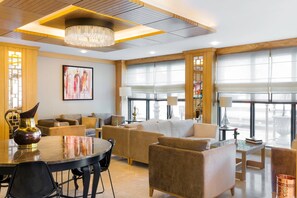 Se sirven desayunos, almuerzos, cenas y cocina local e internacional 