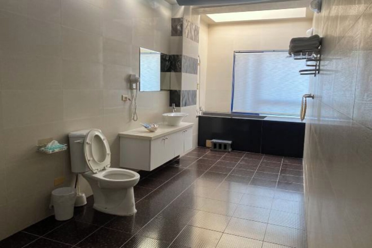 A bathroom with a toilet, sink, and bathtub.