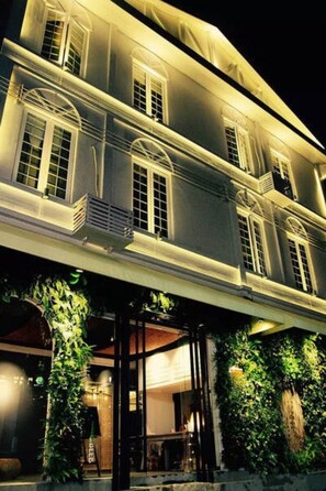 Fachada de la propiedad por la tarde o noche