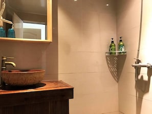 Ducha, artículos de tocador gratuitos, secador de pelo