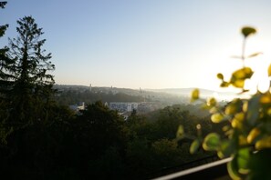 En stadsbild med byggnader, träd och en klar himmel.