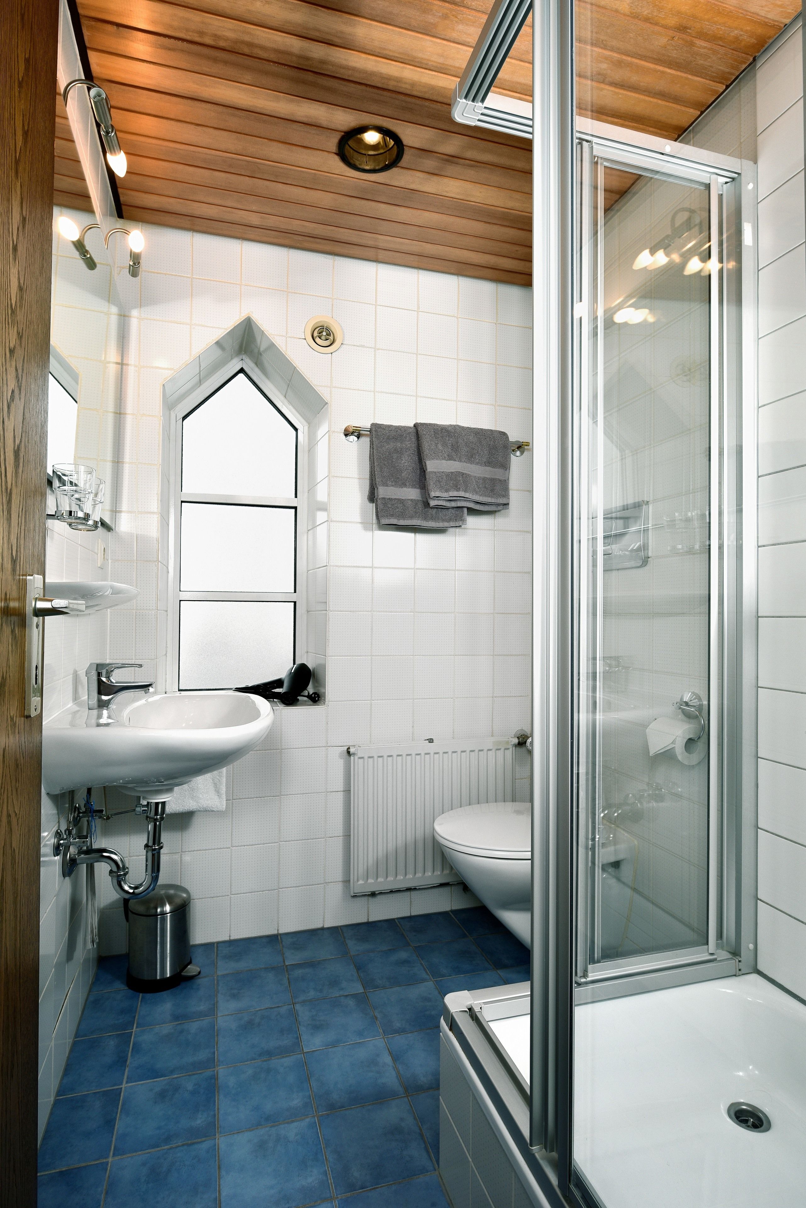 Habitación individual superior | Baño | Ducha, artículos de higiene personal gratuitos y secador de pelo