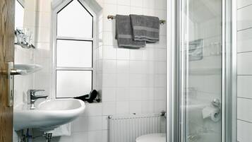 Habitación individual superior | Baño | Ducha, artículos de higiene personal gratuitos y secador de pelo