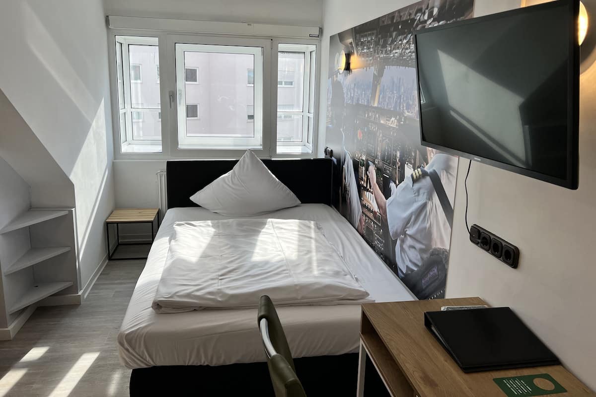 Superior Single Room | Hypo-allergenic bedding, desk, laptop workspace, blackout drapes