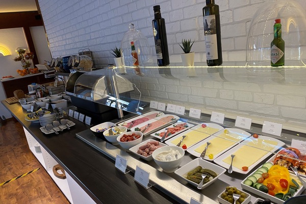 Café da manhã com buffet todos os dias (EUR 11 por pessoa)