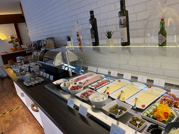 Desayuno buffet (EUR 11 por persona)