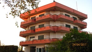 A multi-story building with balconies and windows. - Hotel Le Pleiadi (San Felice Circeo)
