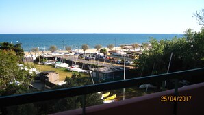 A marina with boats and a beach in the background. - Hotel Le Pleiadi (San Felice Circeo)