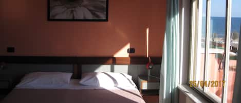 Quarto casal standard, sacada | Cofres nos quartos, escrivaninha, cortinas blackout, Wi-Fi de cortesia