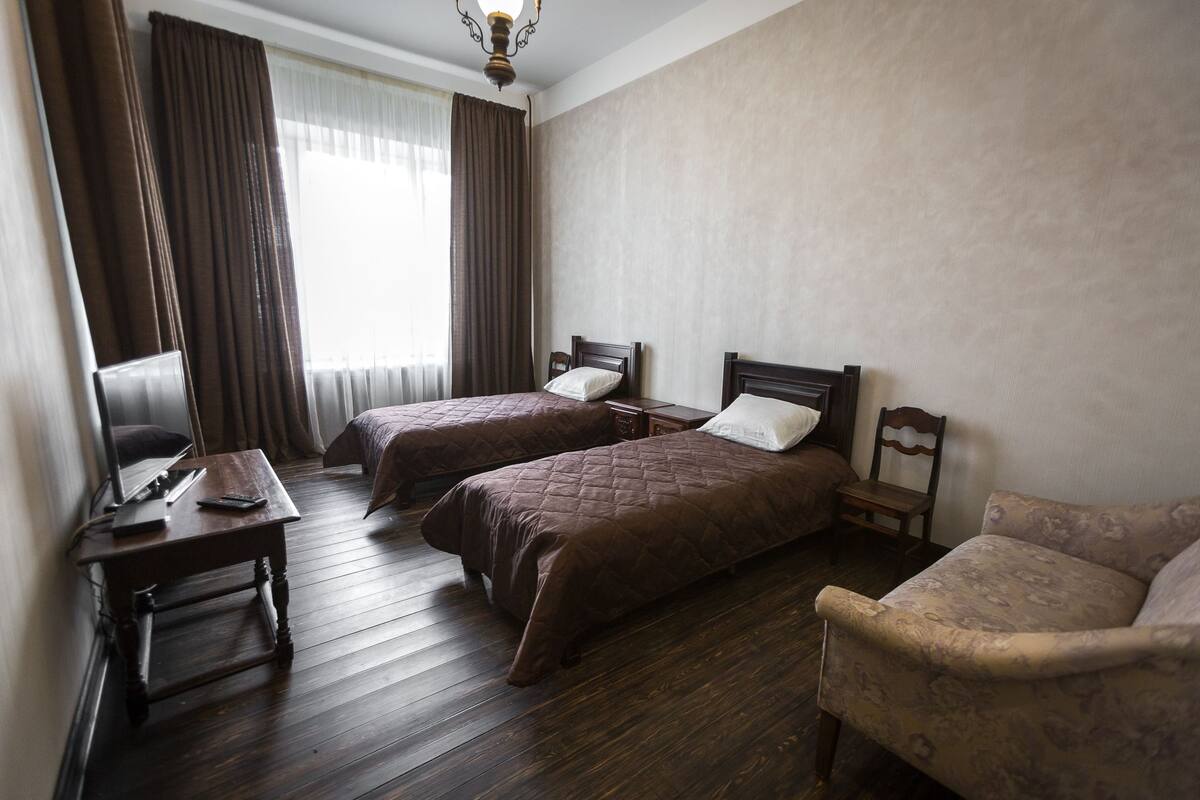 Kamar Twin Standar | Meja kerja, kedap suara, setrika/meja setrika, dan Wi-Fi gratis