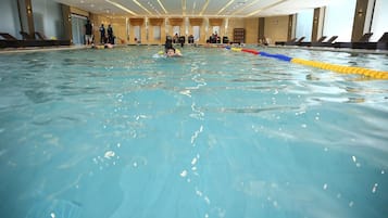 Una piscina al aire libre de temporada