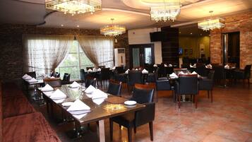 Daily buffet breakfast for a fee