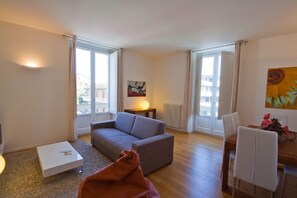 Suite, 1 dormitori | 1 dormitori, minibar, caixa forta a l'habitació i escriptori 