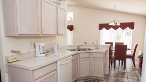 Vila Keluarga, kolam renang pribadi, area taman | Dapur bersama | Lemari es, microwave, dan oven