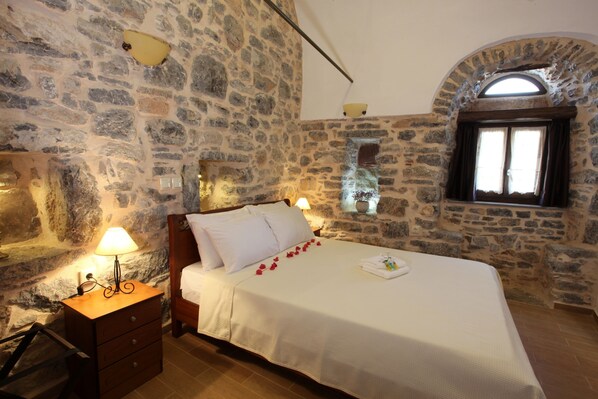 Suite familiar, varias camas, patio (Punti) | Ropa de cama de alta calidad, colchones viscoelásticos, caja fuerte