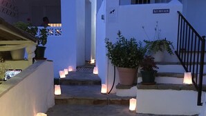 A stone staircase leading up to a white building with a sign reading "POMENTE". - Hostal Restaurante Casa Ríos (Tarifa)