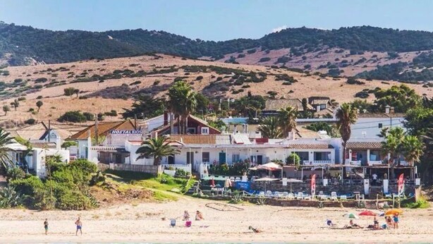 A coastal hotel with a beach view, multiple guest rooms, and a pool area. - Hostal Restaurante Casa Ríos (Tarifa)